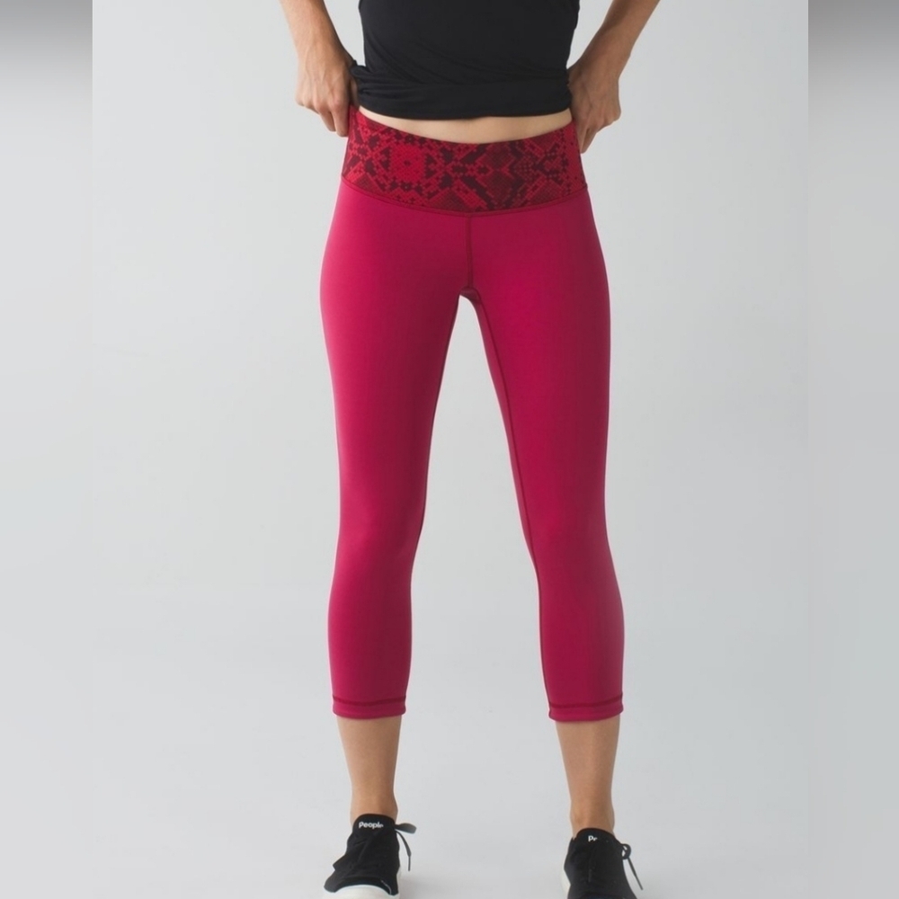 Lululemon Wunder Under Crop III *ReversibleCranberry / Alarming size 8